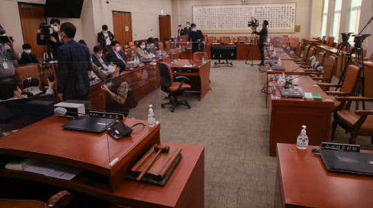 25일 국회 법제사법위원회 전체회의가 산회한 뒤 김도읍 국민의힘 간사가 윤호중 위원장에게 항의하고 있다. 연합뉴스